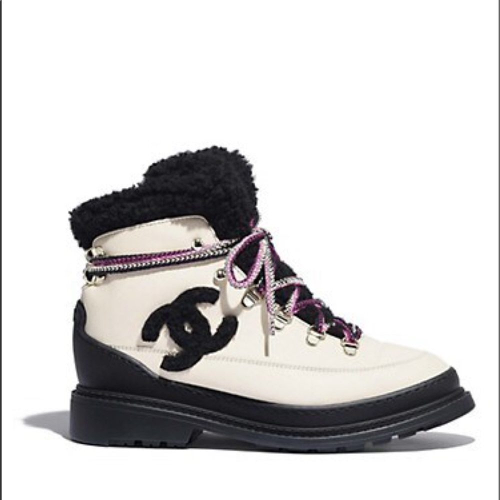 NWOB Tan 20a Shearling Fur Cc Logo Lace Up Winter Snow Hiker Boots/Booties